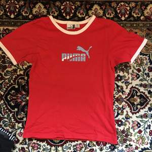 Röd t-shirt köpt från Humana! Frakt ingår i priset om vi inte kan mötas upp i Lund⭐️