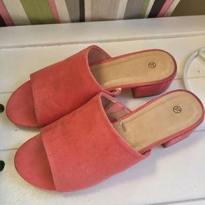  - Sandra mules från Gina tricots nya skokollektion. Använda en gång endast! Passar till och supersköna. Nypris 299. Möts gärna upp i Växjötrakten, annars står köparen för frakten. 