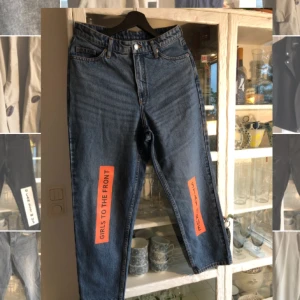  - Jeans Monki, taiki modell, använd fåtal gånger. 100% bomull. Fraktar mot kostnad. Har katt.