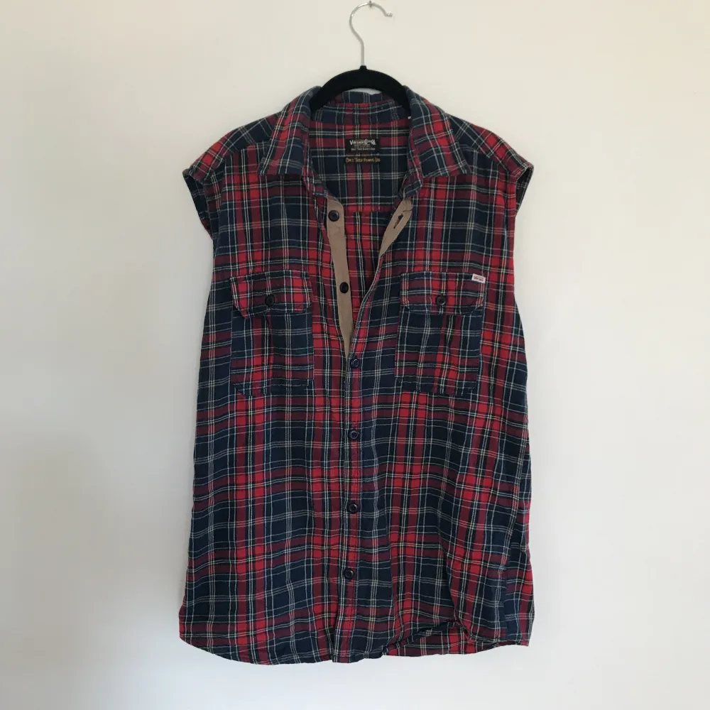 Vintage Jack & Jones-väst som är mer som en XL än en L. Säljes pga för stor. Oanvänd! Nypris ca 1000 kr. Samfraktar väldigt gärna och kan ge ett bra paketpris vid köp av fler plagg!  . Toppar.