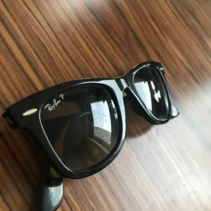  - Säljer ett par Ray Ban Wayfarer Original  Äkta såklart Gott skick skulle jag säga, se bilder Finns smårepor  Kan hämtas på söder eller på gärdet Kan mötas upp i city