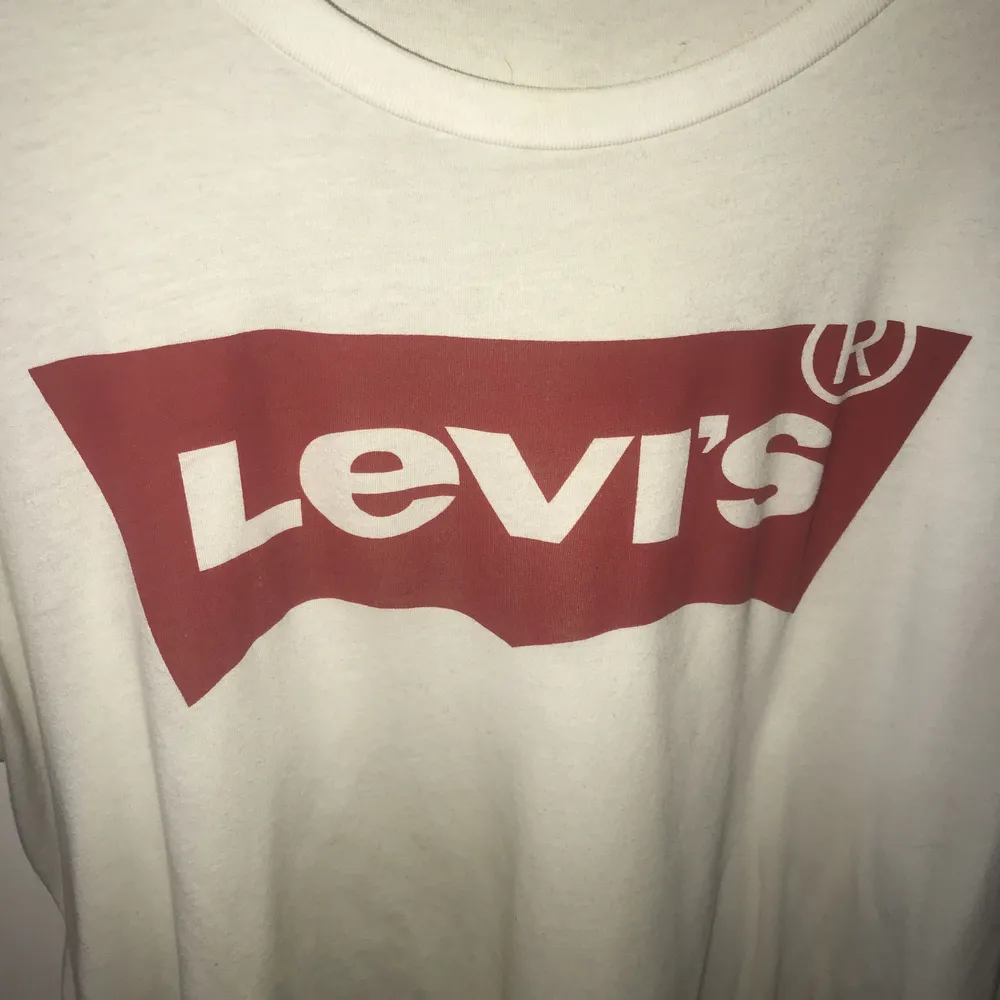 Klassiska Levi’s t-shirten! Ca 2-3 år gammal och använd ett antal gånger!. T-shirts.