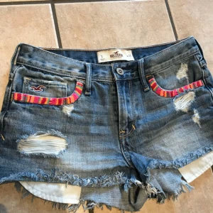  - Snygga Levis shorts i bra skick & till bra pris. Storlek S