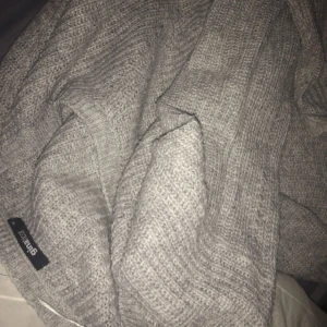  - Grå stickad tröja! 75kr med frakt!