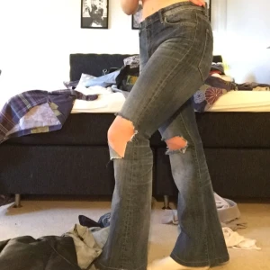  - POW Flare från Crocker. Uppsydda att passa 165/170, egna hål. Hög/normal midja Storlek: 29/30 Skick: använd enstaka gånger. Bra skick Pris: 100kr Alla priser kan diskuteras. Finns ute på flera sidor. 