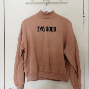  - (tar endast emot betalning vis swish + möts ej upp utan fraktar mot en mindre betalning!! 📦) ljusrosa tjocktröja från pull&bear med svart tryck