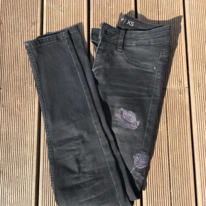  - Superfina Jeggings köpta från Cubus!  Betalning sker via Swish och köparen står för frakten. Hör gärna av dig om du har någon fråga kring plagget!