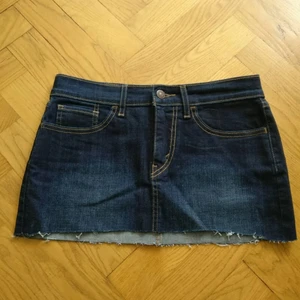  - Levis jeanskjol Obs väldigt väldigt kort!! 