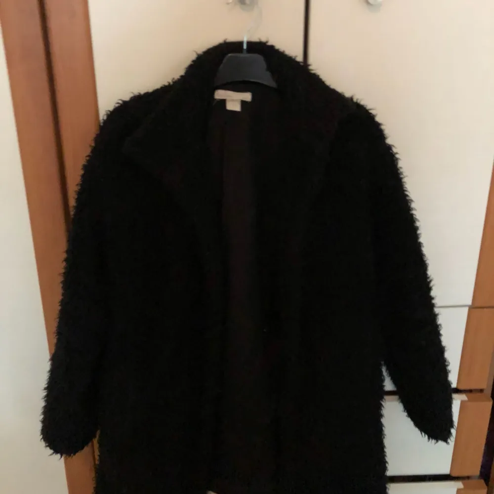 Fluffig svart jacka köpt från h&m ett år sen, köparen står för halva frakten :). Jackor.