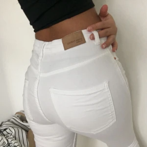  - Molly jeans från ginatricot i färgen vit, använda 2 gånger. Tycker ej man ser genom byxorna alls. Jätte bra kvalite, alla mina jeans är från ginatricot och rekommenderar starkt just den modellen. Säljer dessa just för att jag ej använder vita jeans