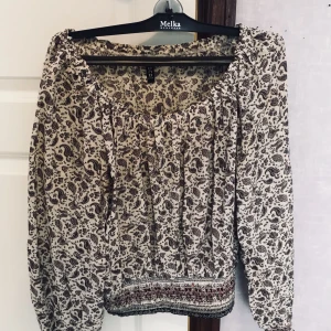  - 170kr inklusive frakt! Öppen vid axlarna och lite kortare i magen. 