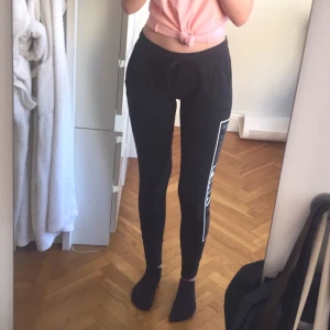  - Mjukisbyxor/tajts från PINK,najs att träna i eller bara chilla. Jag har vanligtvis storlek 27 i byxor och på mig sitter byxorna mer som tajts än mjukisar. Det är dragkedja vid anklarna och snörning runt midjan. Kan skicka fler bilder vid intresse!