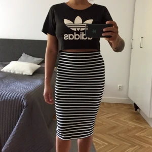  - Kjol från Cubus i storlek Small i mycket gott skick. Den är i ett tjockt tyg som inte visar troskant eller om man exempelvis väljer att stoppa ner överdelen innanför kanten. Jag är en 38/M och är 169 cm.  Köparen står för frakt (36kr) 📬