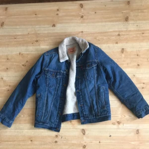  - Fodrad jeansjacka från Levis i toppskick Large på tags men sitter som medium