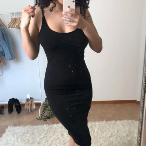  - från bikbok. bodycon klänning till knäna ellrr under. FRI FRAKT