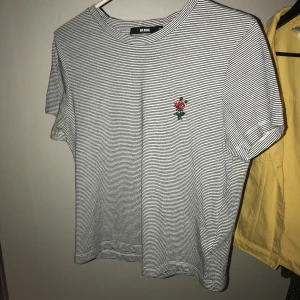  - Skön t-shirt från bik bok. Kort i modellen. Frakt tillkommer! 