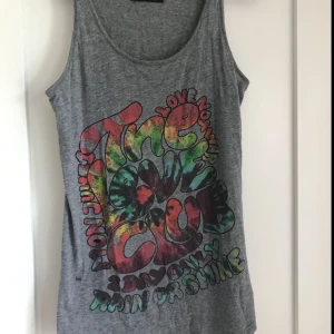  - Fräsigt färgglatt linne från Carlings