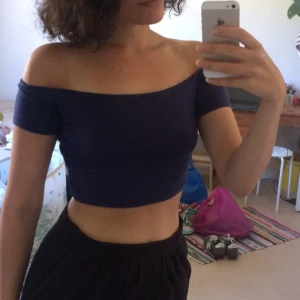  - Fin off shoulder top (crop, magtröja) från asos, fint skick. Kan skickas! ✨🦕