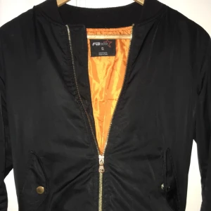  - Bomberjacka, med orange tyg innetu strl S. Köparen står för frakten :)