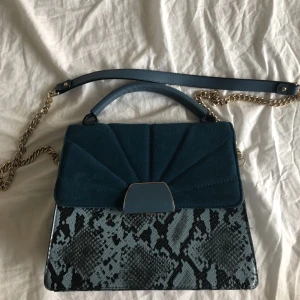  - As ball väska från Zara. Säjs då den aldrig kommit till användning:(((;