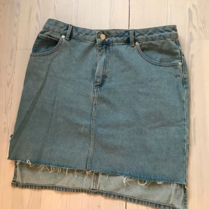  - Har kun brukt den en gang,men selges billig da den har revnet litt på den ene siden. Sitter fint på! Kjøpt for 399,-