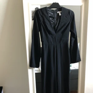  - Byxdress från NA-KD. Använd en gång. Köpt för 800kr. Väldigt väldigt fin och härlig men för tajt tyvärr