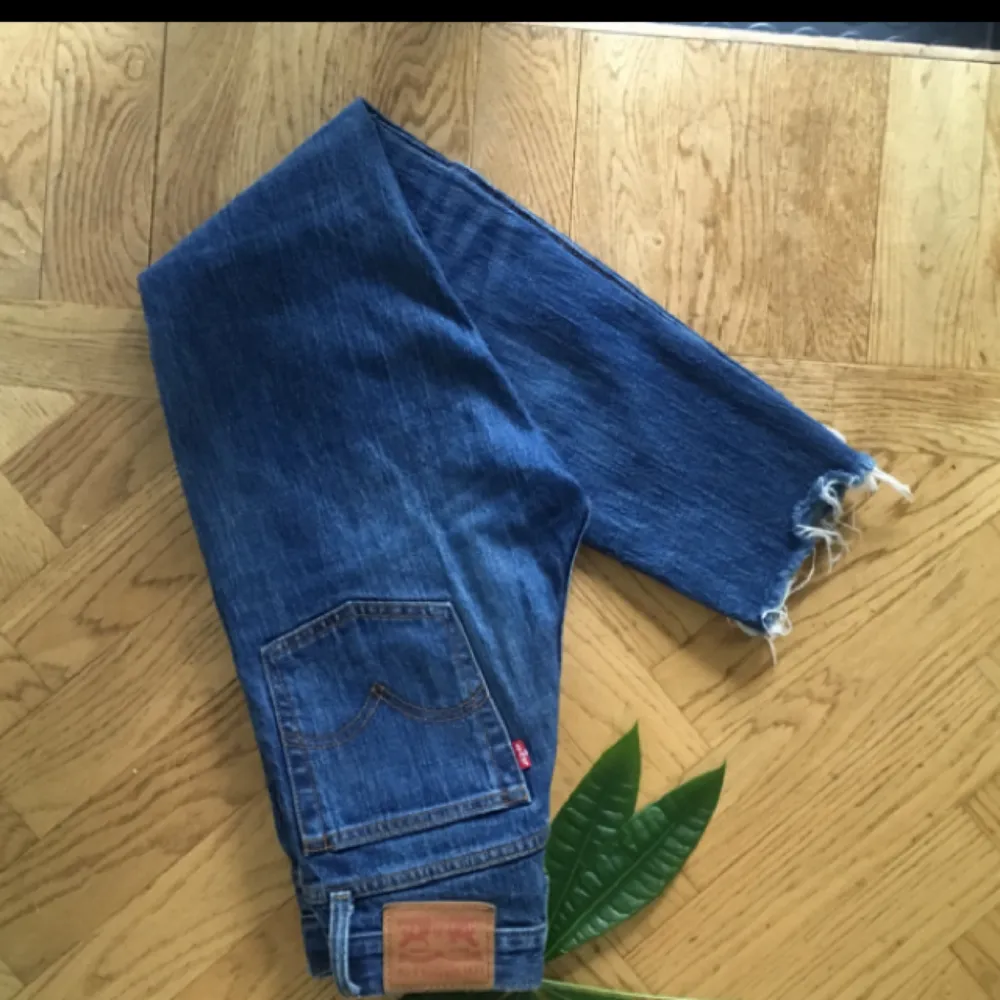 Hej alla glada! Nu säljer jag mina ursnygga Levi’s jeans pga är för små på mig😭 Har endast provat dem så är som nya! Ny pris låg på 1100kr. Kan mötas i centrala Stockholm💕Gillar snabba dealer😉🌼. Jeans & Byxor.