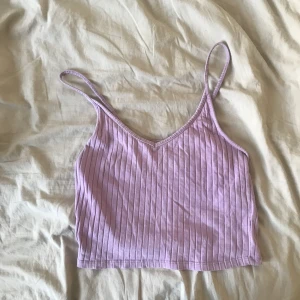  - Kort linne i ljus lila. Frakt 39kr