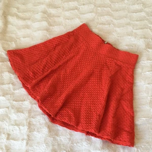  - Orange kjol från H&M Divided, det är också lite hög i midjan. Använd en gång bara.  Swish, kan mötas upp runt Sthlm. Köparen står för frakt 🌻