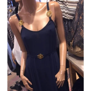  - Väldigt vacker chiffongklänning från Ida Sjöstedt. Avtagbart midjeband. Stretchig i överdelen så passar strl XS-M/34-38. Aldrig använd! Nypris 1800:- , mitt pris 1000:-