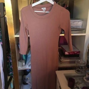  - Jättesnygg tajt klänning i beige/nude- sitter perfekt på samtidigt som den är lite stretchig . Knappt använd. 