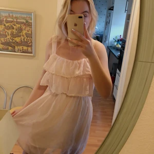  - Superfin ljusrosa klänning med fina somriga detaljer🌷 helt ny med lappar kvar(!!) har dock trots detta tappat bort ett band som ska knytas runt midjan😅 men väldigt fin utan. Frakt 40kr💕