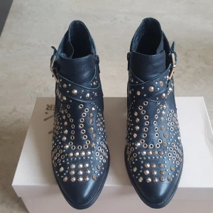  - Coola stövletter som passar bra till våren i stl 37 som är köpt för 1200 kr i äkta skinn.