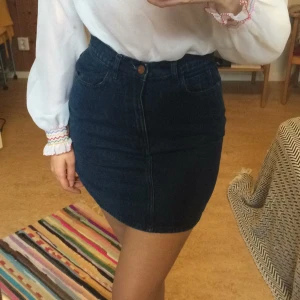  - Mörkblå jeanskjol från monki i fint skick. 