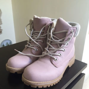  - Superfina ljusrosa kängor från Duffy. Strl 36 och normal i storleken. Knappt använda.