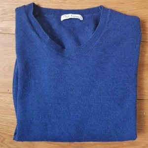  - Mörk brå tröja från Pull Love. Storlek S. 100% virgin wool.  Köpt i Florens.