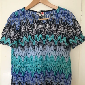  - Favorittröjan har blivit för liten tyvärr, säljer den endast därför! Cropped tee fit, lite genomskinlig men sjukt snygg till ett par jeans eller kanske en kjol! (Köpte den dyrt, använt den försiktigt men väl. Inte blemmor eller trasigheter/fläckar!) 