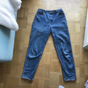  - Levi’s jeans, relaxed fit och tapered leg :-) älskade men jag måste gå vidare :-( en liten färgfläck på rumpan, men se det som en genväg till att utstråla kreativitet! 