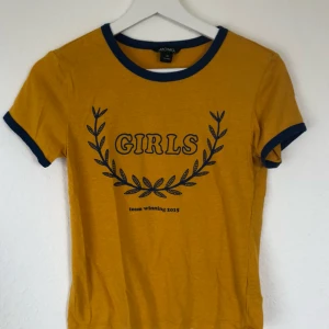  - Skitsnygg t-shirt från Monki. Storlek XS men passar även S. Den är senapsgul men det var lite svårt att få med det på bild. Köparen står för frakt