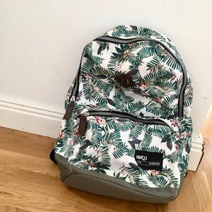  - En vanlig Warp ryggsäck som är rymlig o knappt använd (en gång typ). Du skulle vara coolast i stan med den LOOOVAR ;)   Tar swish och kan mötas upp i Uppsala och posta ;)