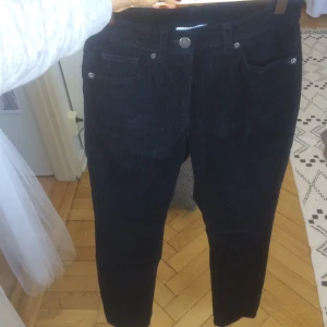  - Manchesterbyxor från Monki. Mörkblå. Oanvända.   Hämtas i Hägerstensåsen eller skickas med posten mot fraktkostnad. 