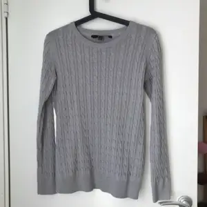 Fin stickad grå tröja som värmer i vintern. Köpt för 199 kr 