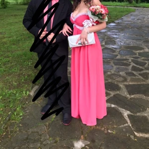  - Fantastisk och bekväm klänning ANVÄND BARA EN KVÄLL som passar till bal, bröllop, dejt eller bara om man känner för att klä upp sig lite extra. Köpt från Nelly för 699 kr. NYTT PRIS: 249 kr. Har kvar tom extra pärlorna man fick med klänning som du kan få.