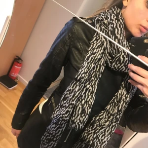  - Fin svart och vit sjal som passar till alla säsonger, köpt för 149 kr 