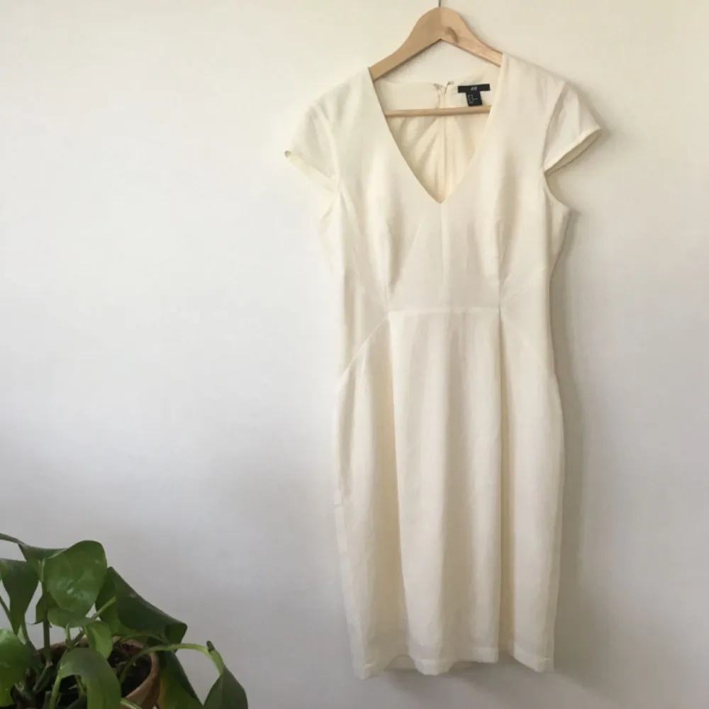 🌿🌼Very classy,elegant dress, the material is perfect for summer also it makes your body looks even more fit and beautiful,bought it but never used. 🌷. Klänningar.
