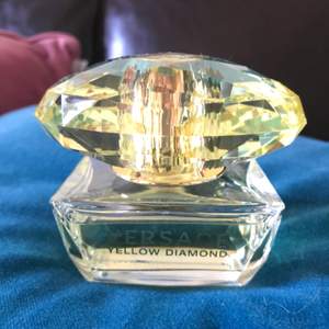 Parfymen yellow Diamond från Versace. 50 ml. Använd vid 2-3 tillfällen så är inprincip full. Vid frakt betalar du porto.