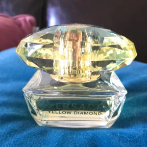  - Parfymen yellow Diamond från Versace. 50 ml. Använd vid 2-3 tillfällen så är inprincip full. Vid frakt betalar du porto.