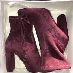  - fett snygga klackskor från STEVE MADDEN i färgen lila, helt nya aldrig använd, nypris- 1000kr