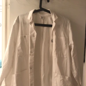  - Splitterny äkta labbrock säljes! Endast prövad, plasttaggen är kvar. Unisex både män och kvinnor kan använda. Kan också användas som utklädnad. Säljes pga fel storlek. 