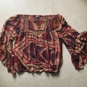  - Jättefin offshoulderblus från ASOS. Faller fint och sitter bra på plats nedanför axlarna. Storlek 44 men är mer som en 40/42. Vid frakt betalas kostnaden av dig. 